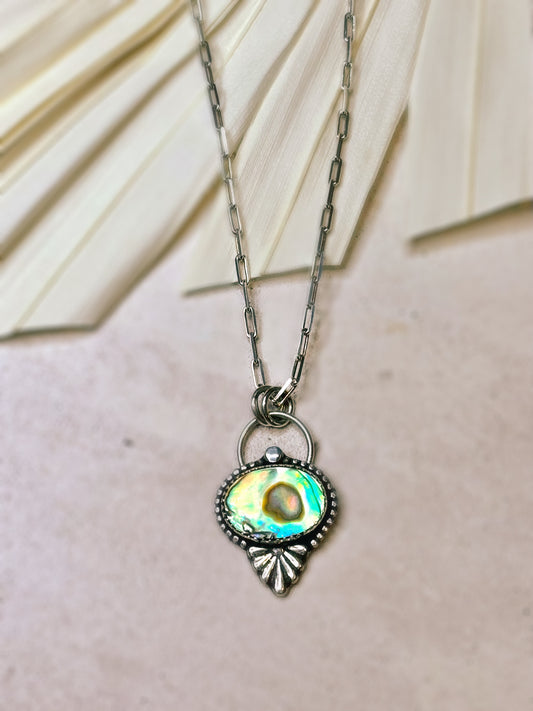 Necklace in sterling silver with a pendant featuring an abalone shell on a light background